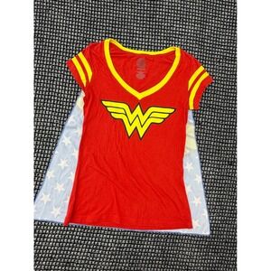 DC Comics Wonder Woman Cape T-Shirt Womens Medium Red Excellent Graphic Tee